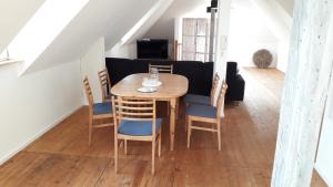 a dining room with a wooden table and chairs at Zentrumsnahe Dachwohnung in grüner Oase in Lauf an der Pegnitz