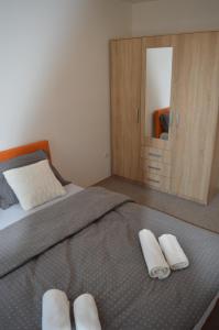 1 dormitorio con 1 cama y 2 toallas blancas en Apartman Nike, en Lukavica