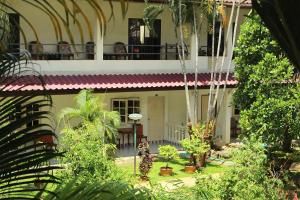 uma casa com um pátio com plantas e árvores em Patong Palace Hotel - SHA Extra Plus em Patong Beach