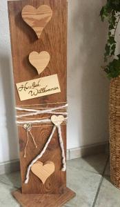 una caja de madera con corazones y un cartel que dice que acaba de ser notado en Appart Gfall, en Ried im Oberinntal