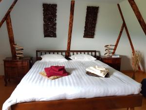 a bedroom with a bed with two towels on it at Ninga Rai in Poienile Izei