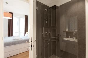 オストゼーバート・ゼリンにあるSeestern FIRST SELLIN Apartement 23のバスルーム(シャワー、ベッドの横にシンク付)