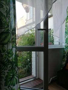 uma janela com vista para um jardim em Pokoje Gościnne em Mielno
