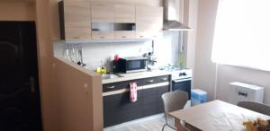 Kuchyňa alebo kuchynka v ubytovaní Lotti apartman