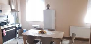 Kuchyňa alebo kuchynka v ubytovaní Lotti apartman