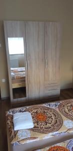 Posteľ alebo postele v izbe v ubytovaní Lotti apartman