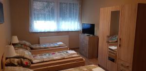 Posteľ alebo postele v izbe v ubytovaní Lotti apartman