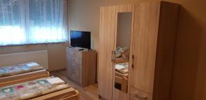 Posteľ alebo postele v izbe v ubytovaní Lotti apartman