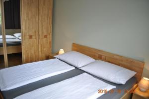Łóżko lub łóżka w pokoju w obiekcie Appartmenthaus Josefikeller