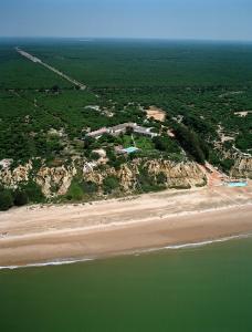 una vista aerea su una spiaggia e sull'oceano di Parador de Mazagón a Mazagón