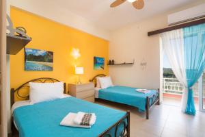 Postel nebo postele na pokoji v ubytování Sofia's & Amalia's House Corfu