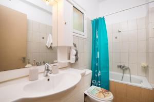 Koupelna v ubytování Sofia's & Amalia's House Corfu + 23 fotografií