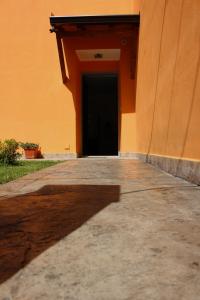 een deur naar een gebouw met een zwarte deur bij B&B Tra Cielo e Mare in Soverato Superiore