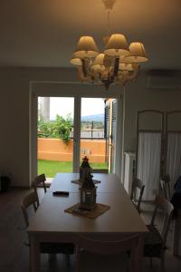 een eetkamer met een tafel met stoelen en een kroonluchter bij B&B Tra Cielo e Mare in Soverato Superiore