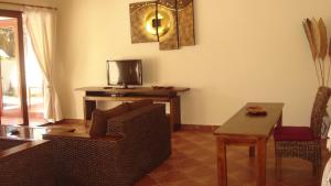 - un salon avec un canapé et une table dans l'établissement Luce d'Alma Suites Resort & Spa, à Gili Trawangan