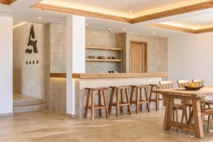 AneSea Hotel في ماليا: غرفة طعام مع طاولات وكراسي خشبية