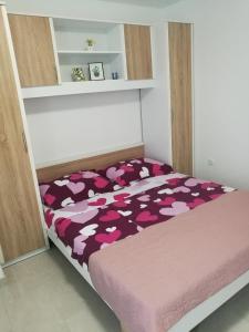 Giường trong phòng chung tại Apartments Klaudija