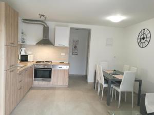 Kuchyň nebo kuchyňský kout v ubytování Apartments Klaudija