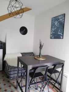 a table and chairs in a room with a bed at imperatrice 2 in Berck-sur-Mer