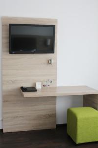 Televízia a/alebo spoločenská miestnosť v ubytovaní Landgasthof Ritter