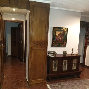 Habitación con puerta de madera y mesa. en Pensión las Hojas en Tudela