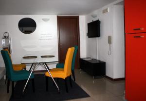 una sala da pranzo con tavolo e sedie in una stanza di Azzurra Flat Bari Center a Bari
