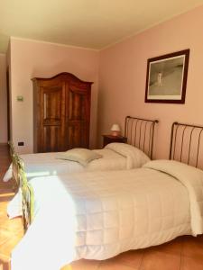 una camera con due letti e una foto a parete di Motel Cosmera a Savigliano