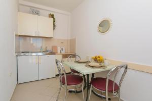 Kuchyň nebo kuchyňský kout v ubytování Apartments & Rooms Beus
