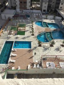 una vista aérea de dos piscinas en un edificio en Aquarius Residence, en Caldas Novas