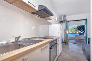 Kuchyň nebo kuchyňský kout v ubytování Apartmani Nikola