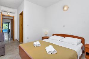 Postel nebo postele na pokoji v ubytování Apartmani Nikola