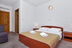 Postel nebo postele na pokoji v ubytování Apartmani Nikola