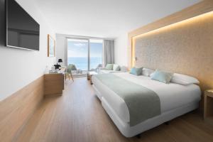 Giường trong phòng chung tại Elba Sunset Mallorca Thalasso Spa +51 ảnh