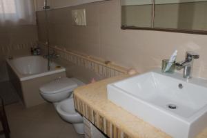 DueElle في روتيليانو: حمام مع حوض ومرحاض