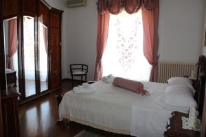 DueElle في روتيليانو: غرفة نوم بسرير ابيض ونافذة
