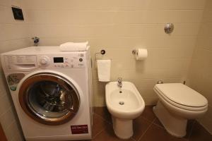 La salle de bains est pourvue d'un lave-linge et de toilettes. dans l'établissement La Casetta BG, à Bergame