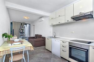 Kuchyň nebo kuchyňský kout v ubytování Apartmani Nikola