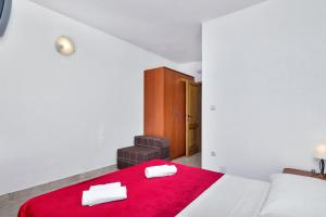 Postel nebo postele na pokoji v ubytování Apartmani Nikola