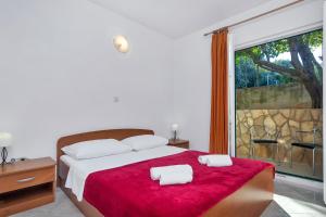 Postel nebo postele na pokoji v ubytování Apartmani Nikola + 37 fotografií