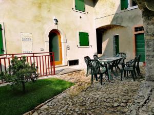 a table and chairs in front of a building at casa antico borgo - appartamento 1 in Assenza di Brenzone