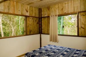 Un pat sau paturi într-o cameră la Sitio recanto da natureza