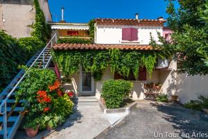 a house with ivy on the side of it at Un tour en Arles in Arles