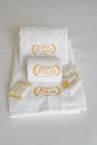 un asciugamano bianco con due asciugamani con le parole migliori di BestVillas Âncora Mar a Vila Praia de Âncora