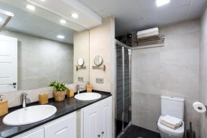 Koupelna v ubytování BOHEMIAN & SUITES PANORAMIC -parking + 37 fotografií