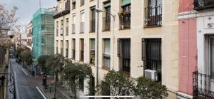 une rue urbaine avec des bâtiments et un éclairage de rue dans l'établissement Amazing and new apartment five minutes from gran via, à Madrid