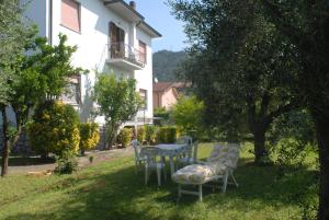 a table and chairs in the yard of a house at Casa Vacanza La Palma in Massa