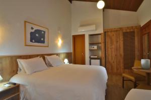 Tempat tidur dalam kamar di Hotel Magique Le Canton