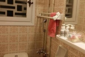 een badkamer met een wastafel en een rode handdoek bij A Cozy Affordable Place at Voula in Athene