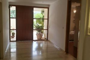een lege kamer met een hal met een deur en ramen bij A Cozy Affordable Place at Voula in Athene