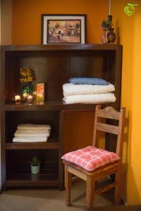 a desk with a chair and a shelf with towels at Sonqo Killa del Colca in Chivay